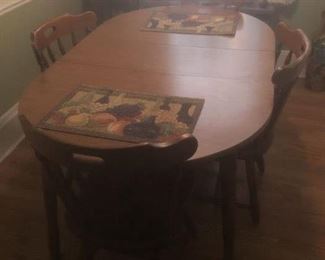 table & 4 chairs w/leaf insert