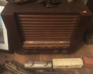 Pilot T-531 vintage radio circa 1946