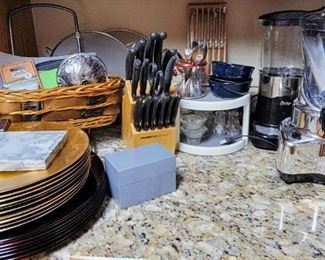 Knives, baskets, chargers. Blenders, drink makers