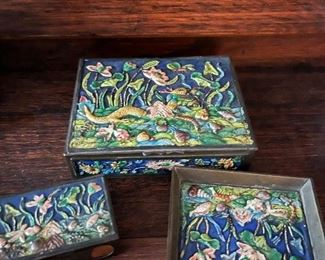 Amazing late 1800s smoke set… Antique Chinese Ronde-Bosse Enamel
(Chinese Repousse). Minimum price 