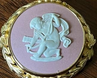 Large 14KT gold Wedgwood brooch 
