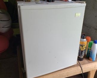 Avanti mini refrigerator
