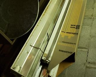 Fluorescent light fixtures