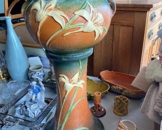 Roseville jardiniere and pedestal Zaphyr Lily