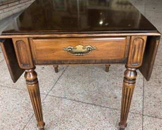 Ethan Allen Manufacture  drop leaf side table
