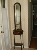 Neat entry table and mirror