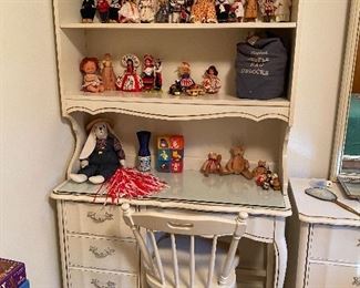 Basset furniture, desk with hutch top