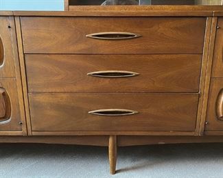 478 Broyhill Sculptra Credenza Detail 3