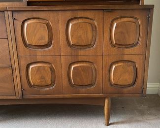 478 Broyhill Sculptra Credenza Detail 2