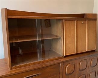 478 Broyhill Sculptra Credenza Detail 5