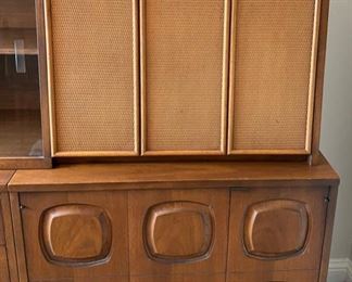 478 Broyhill Sculptra Credenza Detail 6