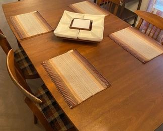 479 Broyhill Sculptra Table and Chairs Detail 2