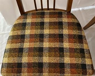 479 Broyhill Sculptra Table and Chairs Detail 5