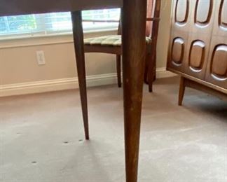 479 Broyhill Sculptra Table and Chairs Detail 8
