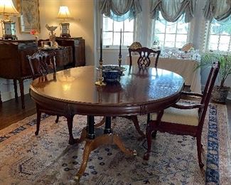 Nice round dining table - has leaves