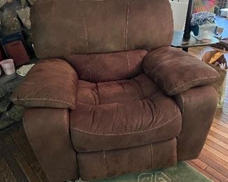 Electric recliner!!  Great condition!!!