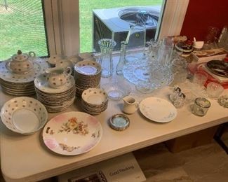 Rosette - Japan 50+ pieces including vegetable bowl, sugar and creamer.  Also pictured crystal cake plate, small antique bowl, iced tea pitcher, salt and pepper shakers, and other misc items.
