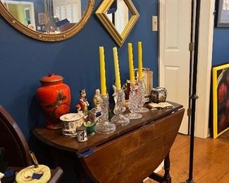 Beautiful drop leaf antique table 