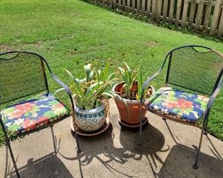 2 Chairs 2 large Planters