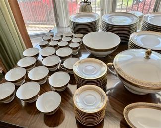 Tirschenreuth Bavaria Fine China Dinnerware Set