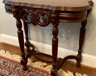 Vintage spindle leg accent table