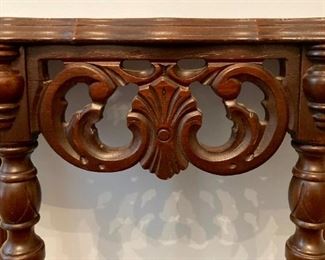 Vintage spindle leg accent table