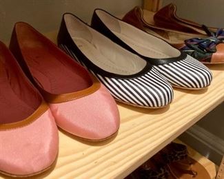 Women's shoes: dress shoes, sandals, flip-flops, sneakers, boots and more! Chanel, Coach, Ralph Lauren and Anne Klein to name a few.