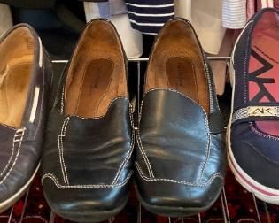 Women's shoes: dress shoes, sandals, flip-flops, sneakers, boots and more! Chanel, Coach, Ralph Lauren and Anne Klein to name a few.