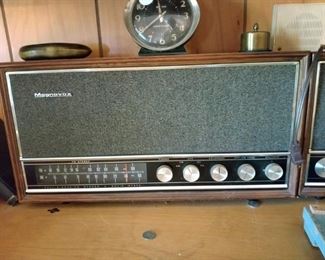 Vintage Magnavox Tabletop Radio