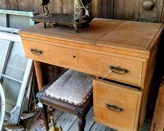 Vintage sewing machines
Andirons 
