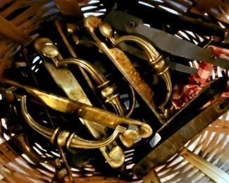 Cabinet hardware drawer pulls