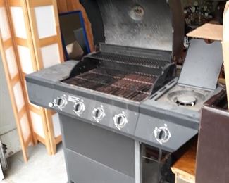 Propane gas grill with side burner