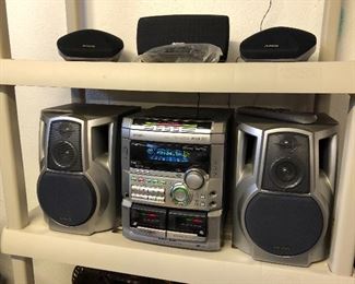 Aiwa stereo , compact. 5 speakers