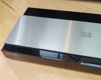 SAMSUNG 3D DVD BLU-RAY PLAYER WITH REMOTE 39.99