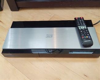 LG BD670 3D WIRELESS NETWORK BLU-RAY PLAYER WITH REMOTE
39.99
