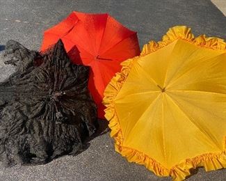 COLLECTION OF ANTIQUE AND VINTAGE PARASOLS 