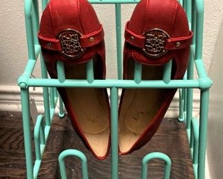 Shoe rack hold 8 pairs.