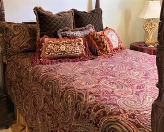 4-poster queen bed; bedding; pillows
