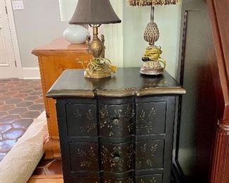County French 3 drawer black side table, small lamps
