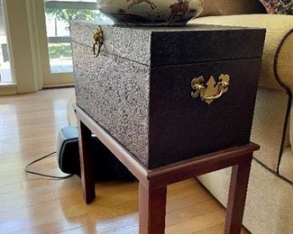 Side table/chest