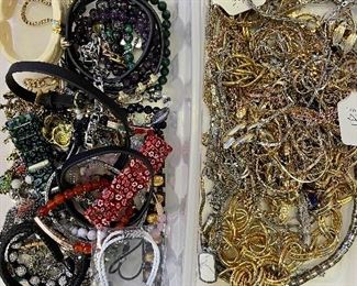 Costume necklaces & bracelets