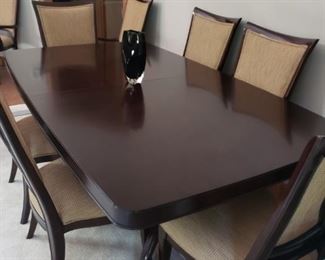Very nice dining table w 8 chairs, 2 leaves and pads