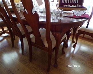 formal dining table w/6 chairs & leaves & pads