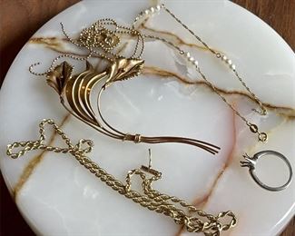 Collection Of 10k, 14k White And Yellow Gold Jewelry Pieces For Repair Or Scrap - Weighs 17.9 Grams Total