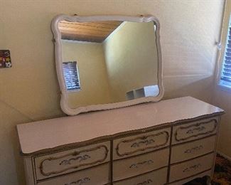 Dresser w/ matching bedroom set 