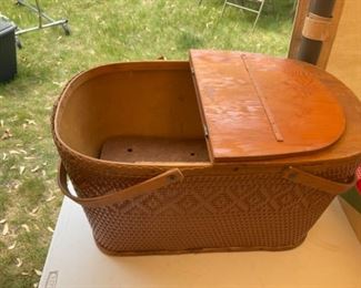 Vintage Picnic Basket Excellent Condition