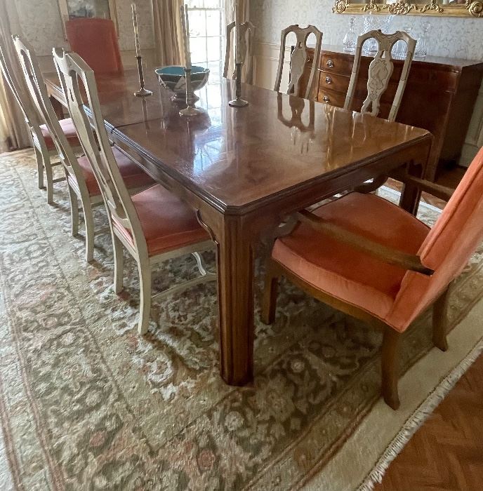 Lovely Henredon dining table, has 2 more leaves  Oriental rug.                **Sideboard is not available.
