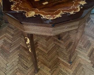 Inlaid table/music box