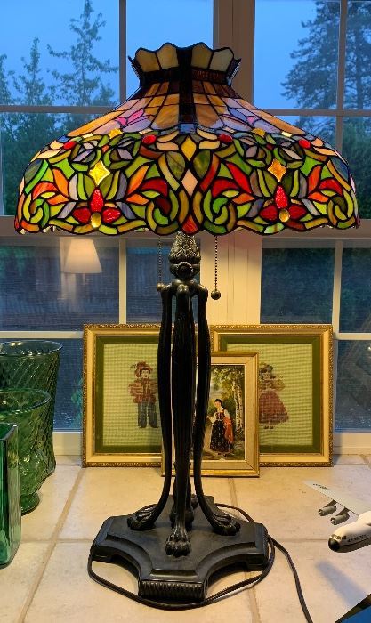 Beautiful tiffany style stained glass lamp
