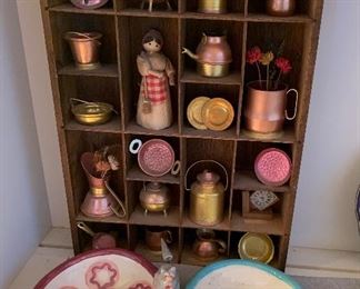 Miniature trinket shelf with trinkets